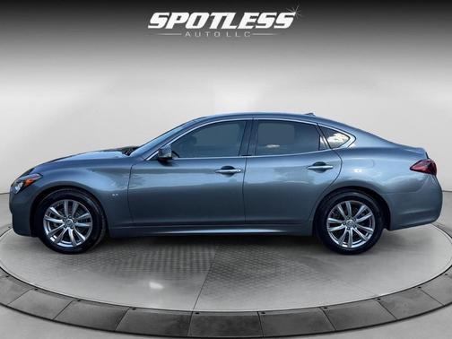 2017 INFINITI Q70 3.7