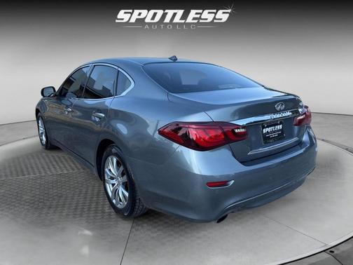 2017 INFINITI Q70 3.7