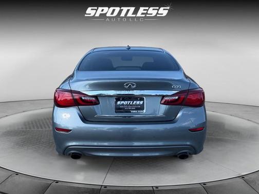 2017 INFINITI Q70 3.7