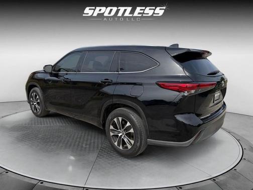 Midnight Black Metallic 2020 Toyota Highlander XLE