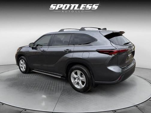 Magnetic Gray Metallic 2024 Toyota Highlander LE