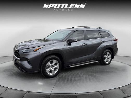 Magnetic Gray Metallic 2024 Toyota Highlander LE