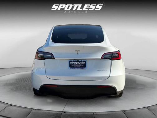 Pearl White Multi-Coat 2023 Tesla Model Y Long Range