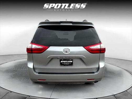 2018 Toyota Sienna XLE