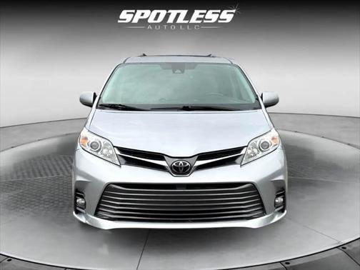 2018 Toyota Sienna XLE