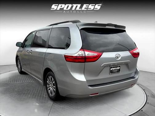 2018 Toyota Sienna XLE