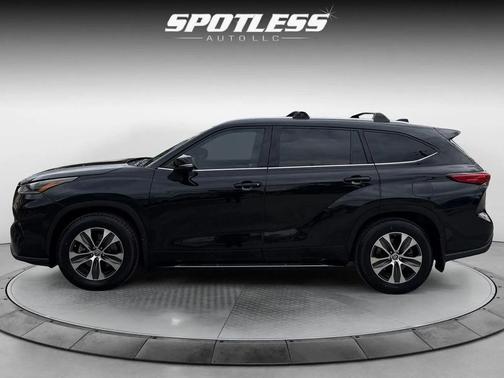 Midnight Black Metallic 2021 Toyota Highlander XLE