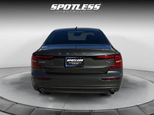 2020 Volvo S60 T6 Momentum