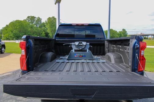 Photo 5 of 36 of 2020 Chevrolet Silverado 2500 LTZ