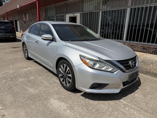 Silver 2017 Nissan Altima 2.5 SV
