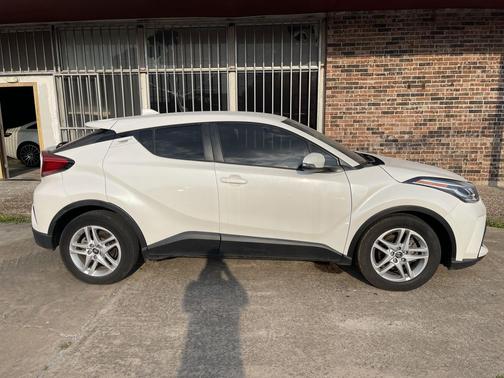White 2021 Toyota C-HR LE