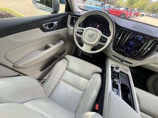 2022 Volvo XC60 B5 Inscription