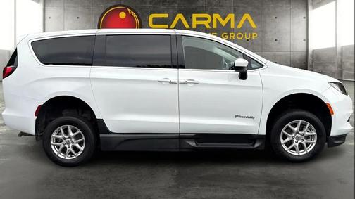 2022 Chrysler Voyager LX