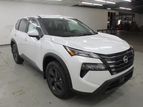 Everest White Pearl Tricoat 2026 Nissan Rogue SV