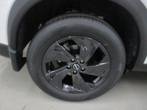 Everest White Pearl Tricoat 2026 Nissan Rogue SV