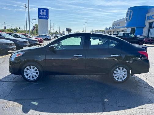 Super Black 2019 Nissan Versa 1.6 SV
