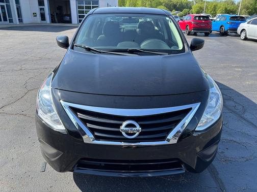 Super Black 2019 Nissan Versa 1.6 SV