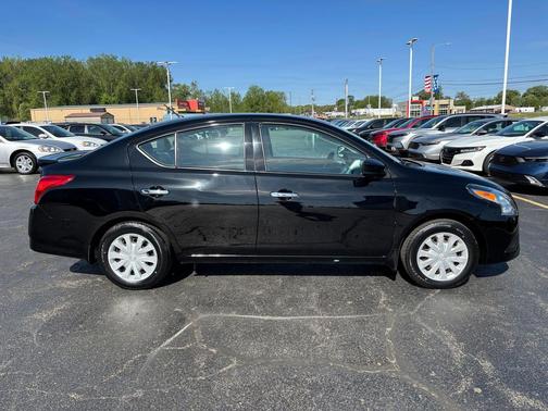 Super Black 2019 Nissan Versa 1.6 SV
