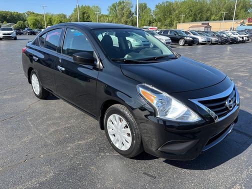Super Black 2019 Nissan Versa 1.6 SV