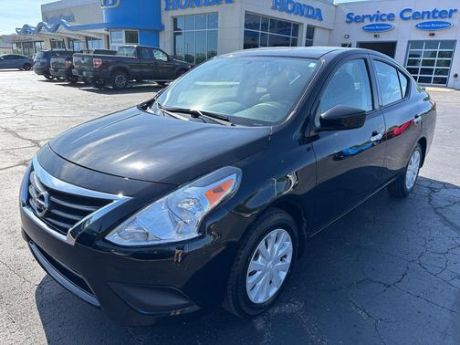 Super Black 2019 Nissan Versa 1.6 SV