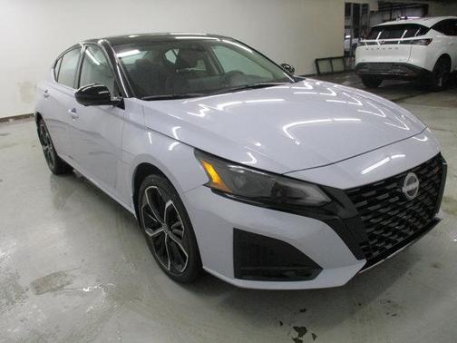 Aspen White Tricoat/Super Black 2026 Nissan Sentra SR