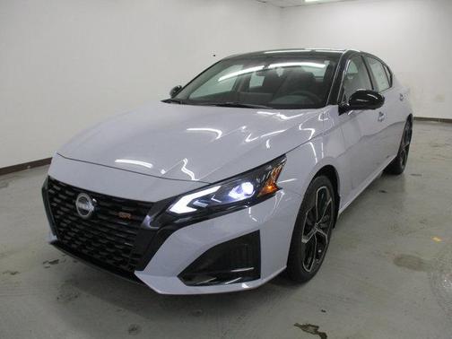 Aspen White Tricoat/Super Black 2026 Nissan Sentra SR