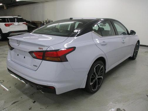 Aspen White Tricoat/Super Black 2026 Nissan Sentra SR