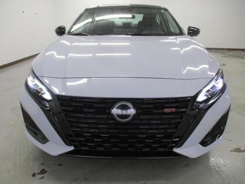 Aspen White Tricoat/Super Black 2026 Nissan Sentra SR