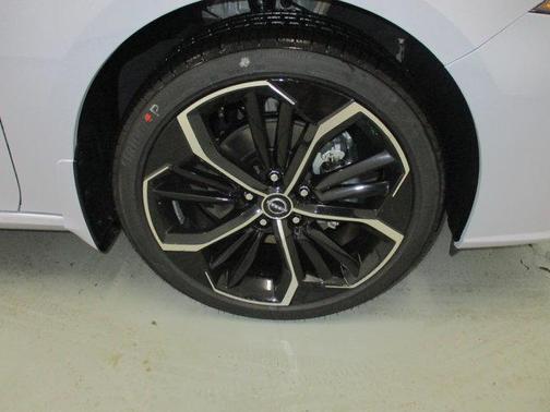 Aspen White Tricoat/Super Black 2026 Nissan Sentra SR