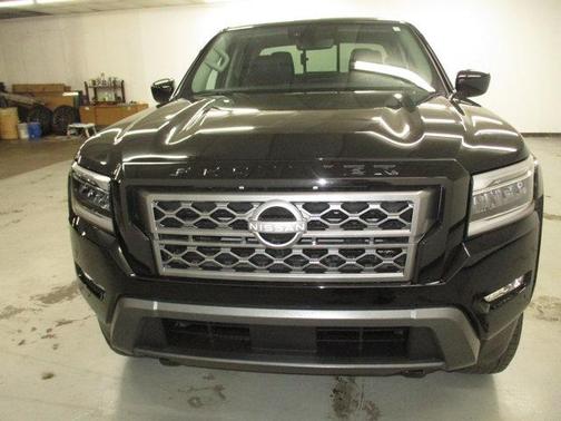 Super Black 2024 Nissan Frontier SL