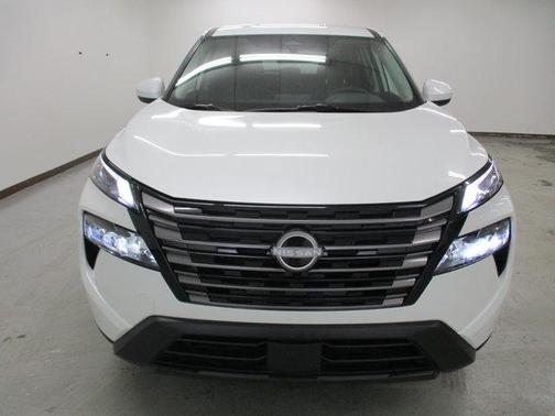 Everest White Pearl Tricoat 2026 Nissan Rogue SV