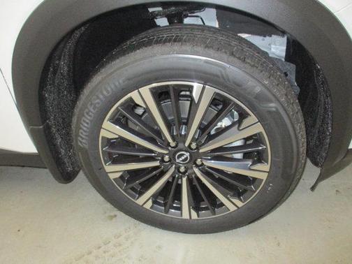 Everest White Pearl Tricoat/Super Black 2026 Nissan Pathfinder Platinum