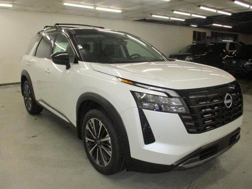 Everest White Pearl Tricoat/Super Black 2026 Nissan Pathfinder Platinum