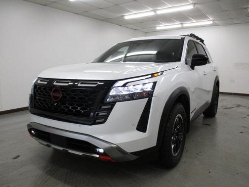 Everest White Pearl Tricoat 2026 Nissan Pathfinder Rock Creek