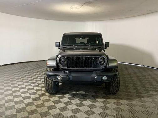 Granite Crystal Clearcoat Metallic 2025 Jeep Wrangler Sahara