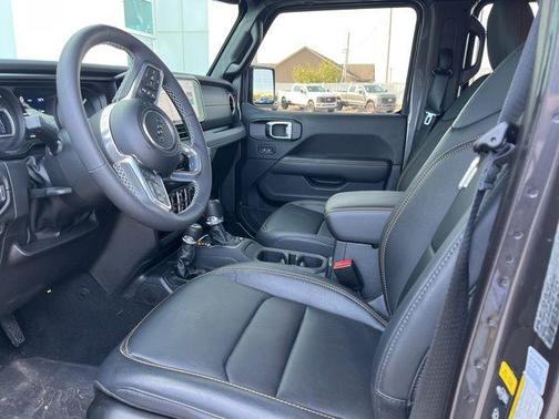 Granite Crystal Clearcoat Metallic 2025 Jeep Wrangler Sahara