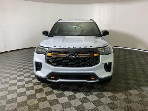 Space White Metallic 2026 Ford Explorer Tremor