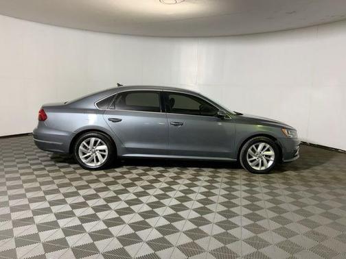 Platinum Gray Metallic 2018 Volkswagen Passat 2.0T SE