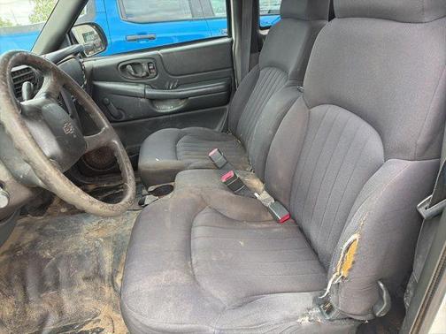 Olympic White 2003 Chevrolet S-10 BASE