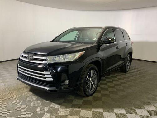 Midnight Black Metallic 2017 Toyota Highlander XLE