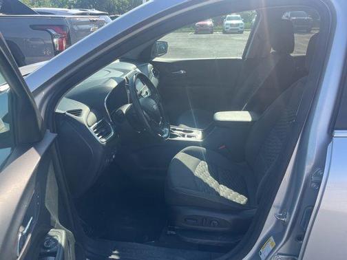 Silver Ice Metallic 2021 Chevrolet Equinox 1LT