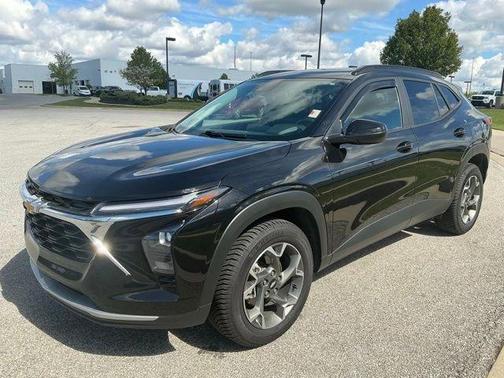 Mosaic Black Metallic 2025 Chevrolet Trax LT