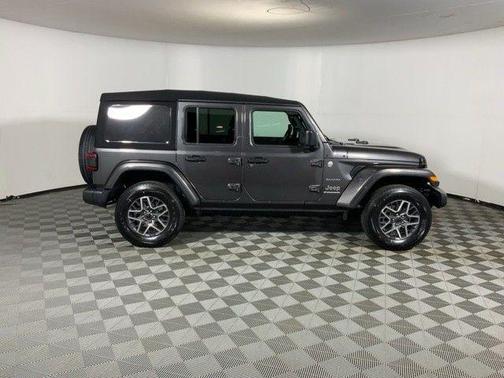 Granite Crystal Clearcoat Metallic 2024 Jeep Wrangler Sahara