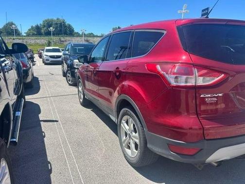 Ruby Red Metallic Tinted Clearcoat 2016 Ford Escape SE