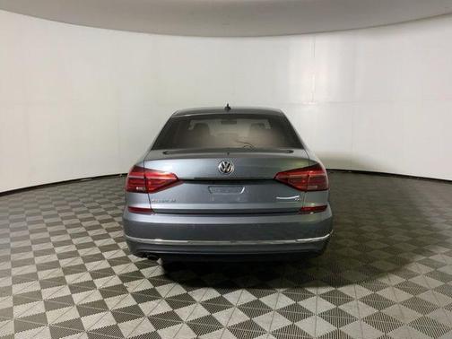 Platinum Gray Metallic 2018 Volkswagen Passat 2.0T SE w/ Technology