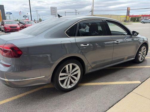 Platinum Gray Metallic 2018 Volkswagen Passat 2.0T SE w/ Technology