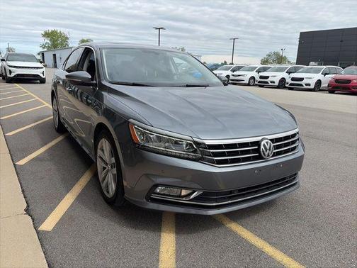 Platinum Gray Metallic 2018 Volkswagen Passat 2.0T SE w/ Technology