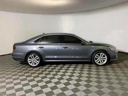 Platinum Gray Metallic 2018 Volkswagen Passat 2.0T SE w/ Technology