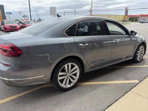 Platinum Gray Metallic 2018 Volkswagen Passat 2.0T SE w/ Technology