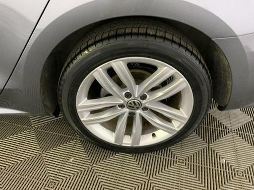 Platinum Gray Metallic 2018 Volkswagen Passat 2.0T SE w/ Technology